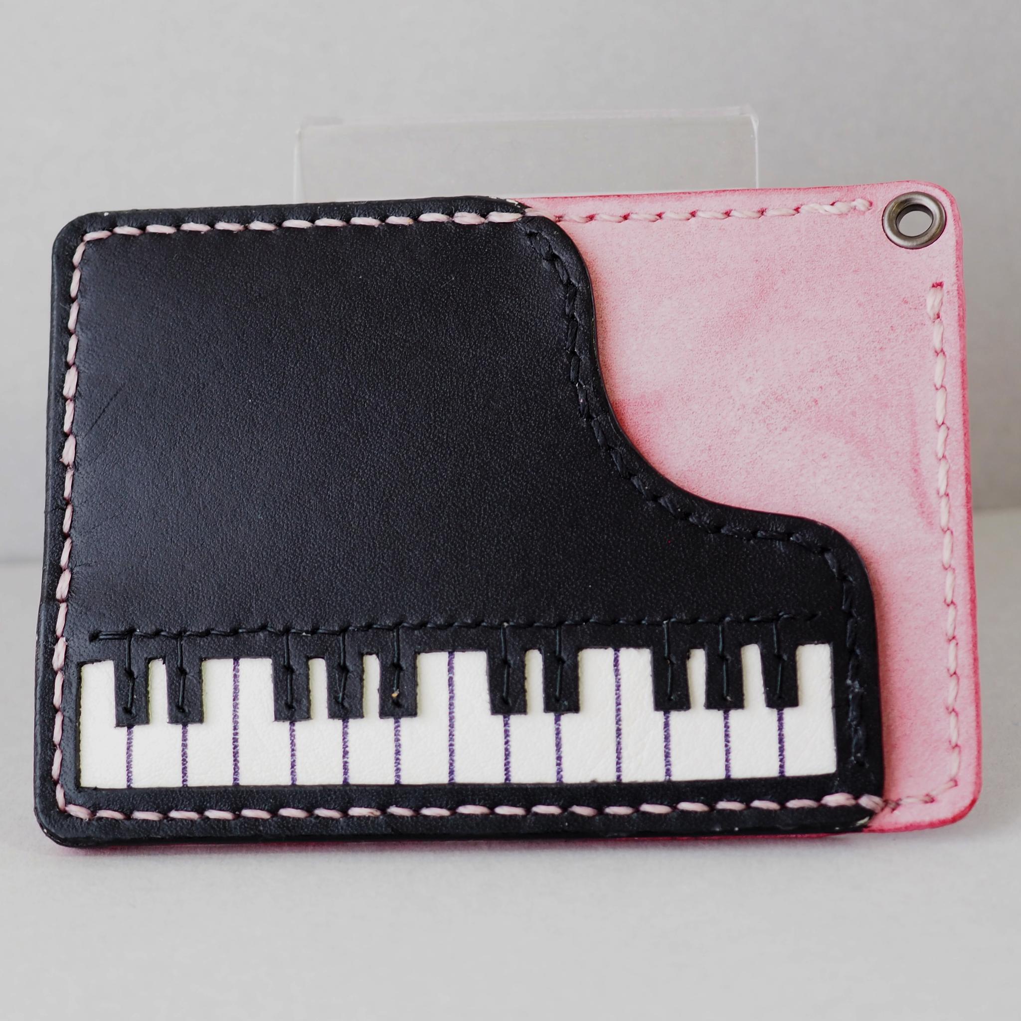 イタリアンレザー アラスカ ピンクを使った「グランドピアノ型パスケース」