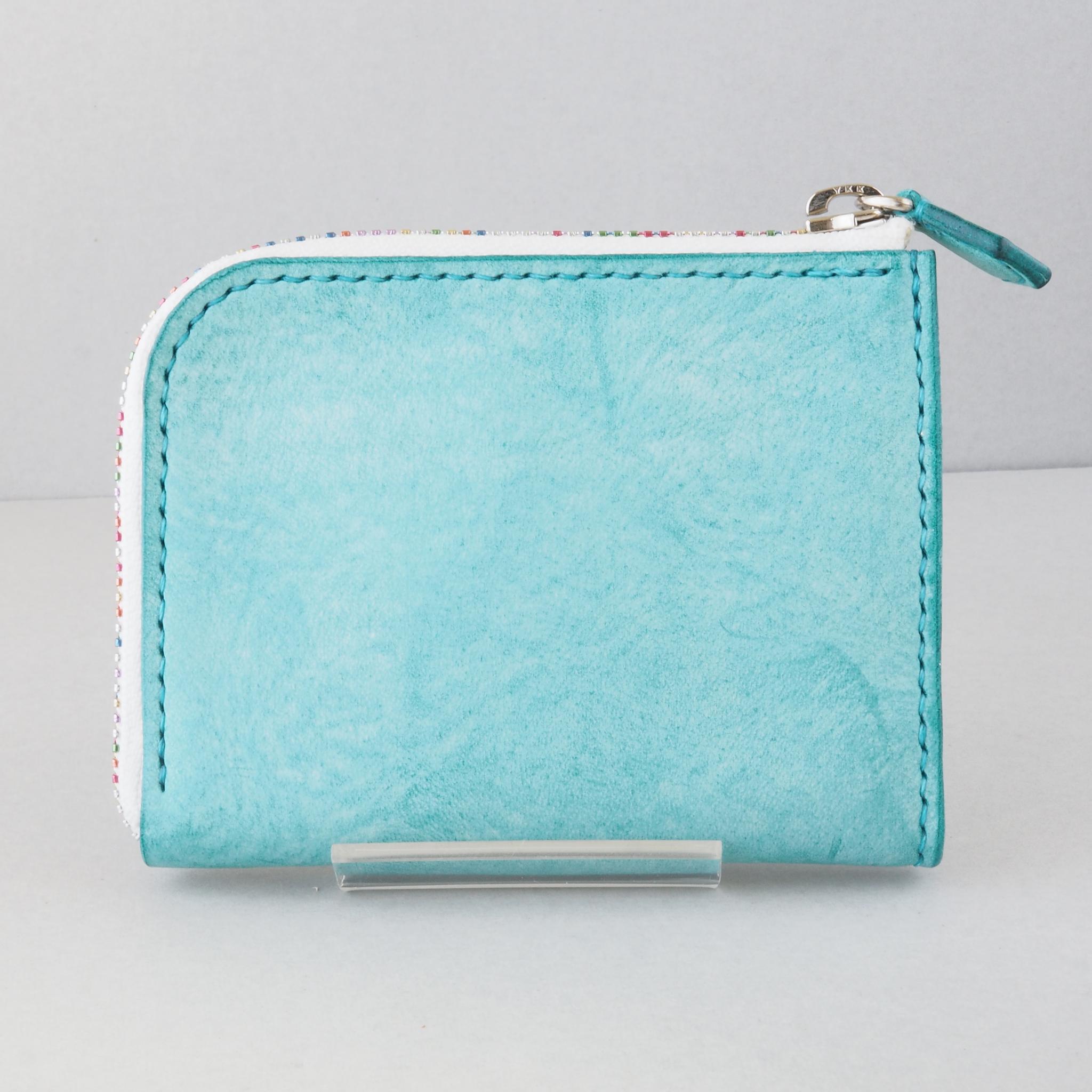 イタリアンレザー（アラスカ アイスブルー とカントリー ホワイト）を使ったL字型ファスナー財布