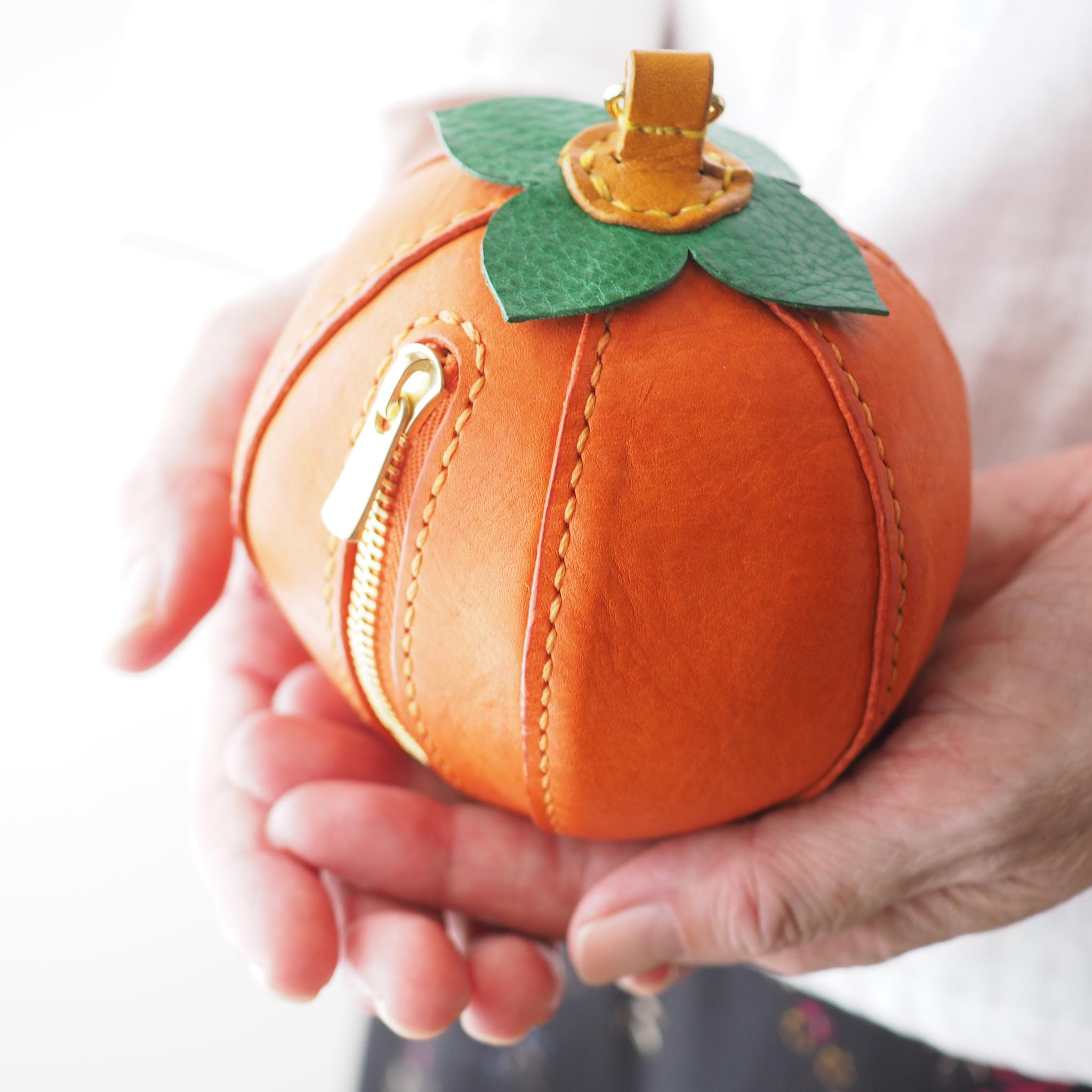 イタリアンレザー マルゴー オレンジを使った 柿のポーチ